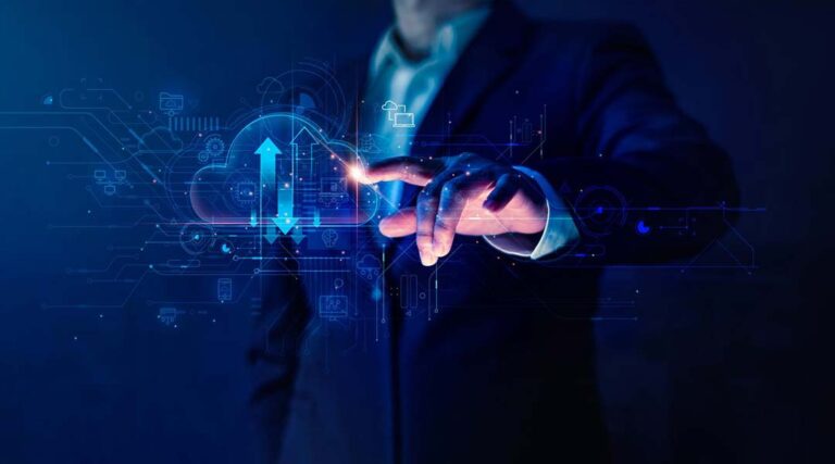 Une personne en costume touche une interface numérique lumineuse avec des flèches vers le haut et des icônes technologiques, symbolisant la croissance, l'innovation et les avantages d'un cloud privé pour faire progresser les entreprises.