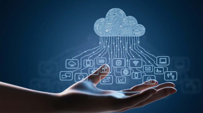 Une main est ouverte avec une icône de nuage numérique au-dessus d'elle, à partir de laquelle plusieurs icônes de technologies et d'applications sont connectées, représentant la migration vers le cloud et le stockage de données. L'arrière-plan présente un dégradé de bleu foncé.